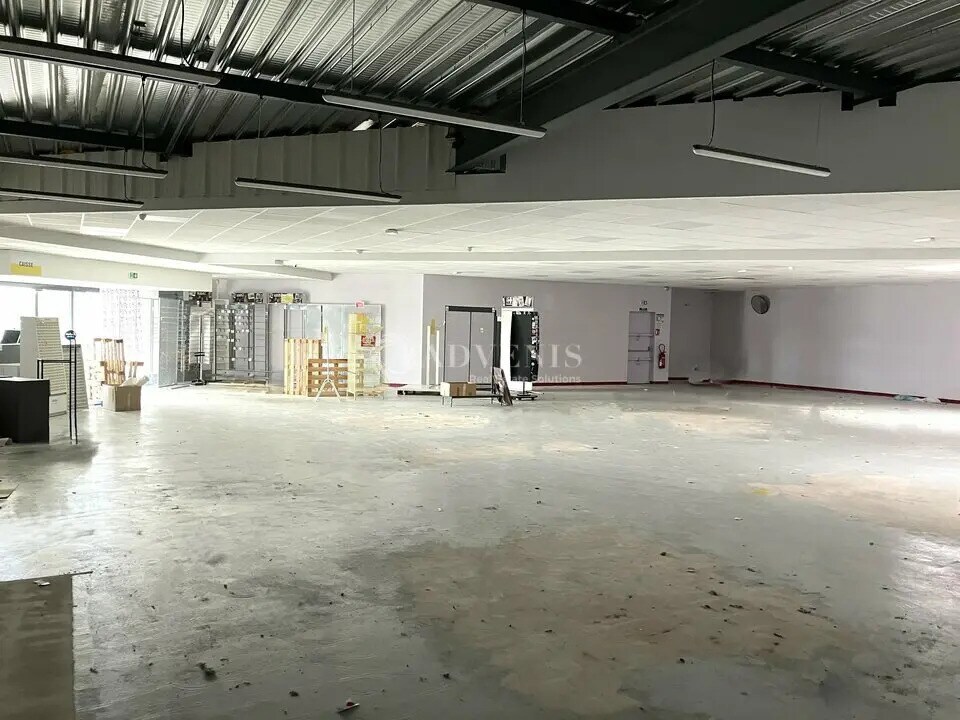 Local commercial dans Saint-Germain-du-Puy à louer Photo intérieure– Image 1 sur 4