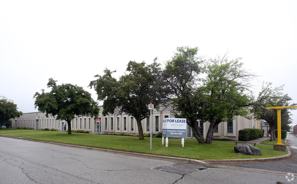 126-140 Commercial Ave, Ajax, ON à louer - Photo de l’immeuble – Image 3 sur 5