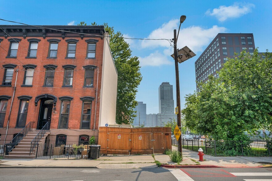 514 Manila Ave, Jersey City, NJ à vendre - Photo de l’immeuble – Image 2 sur 23