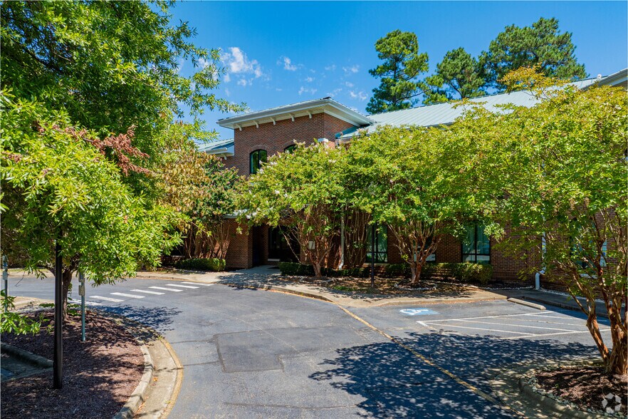 610 Jones Ferry Rd, Carrboro, NC à vendre - Photo de l’immeuble – Image 3 sur 57
