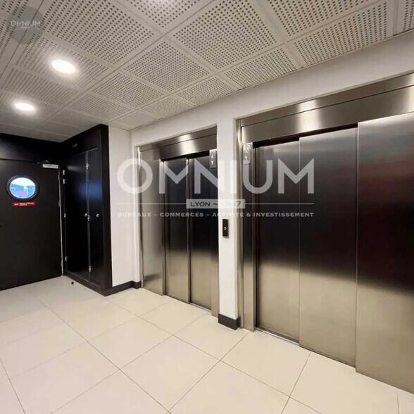 Bureau dans Vénissieux à vendre - Photo de l’immeuble – Image 2 sur 8