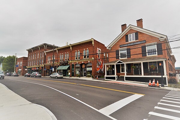 13 Stowe St, Waterbury, VT à vendre - Photo de l’immeuble – Image 3 sur 7