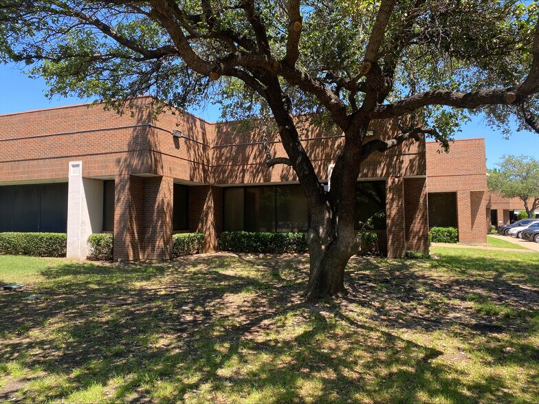 7920 Elmbrook Dr, Dallas, TX à louer - Photo de l’immeuble – Image 3 sur 28
