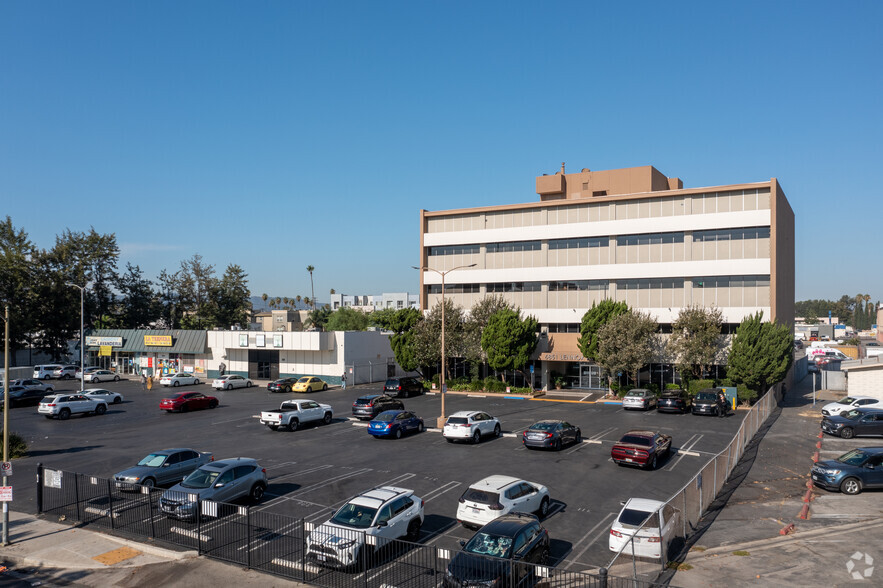 6851 Lennox Ave, Van Nuys, CA à louer - Photo de l’immeuble – Image 3 sur 14