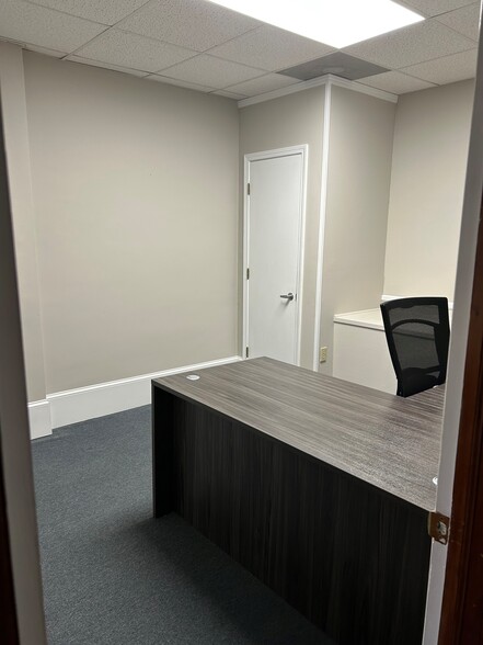 115-117 Jackson St, Yadkinville, NC à louer - Photo de l’immeuble – Image 3 sur 4