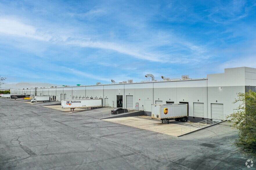 4601 E Cheyenne Ave, Las Vegas, NV à louer - Photo de l’immeuble – Image 2 sur 5