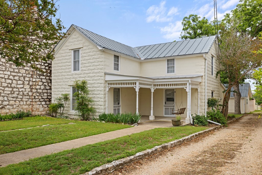 421 W Main St, Fredericksburg, TX à vendre Photo principale– Image 1 sur 17