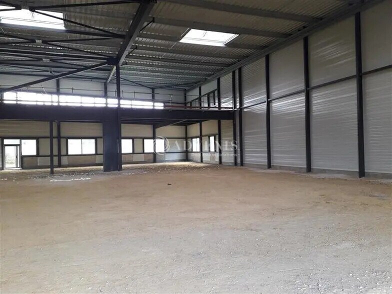 Local d'activités dans Moissy-Cramayel à vendre - Photo de l’immeuble – Image 2 sur 6