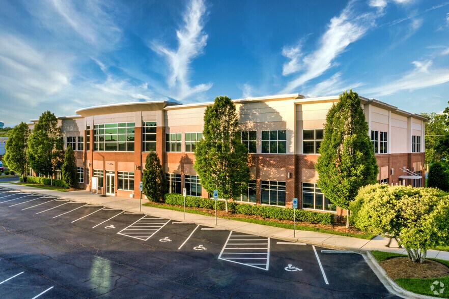 2315 W Arbors Dr, Charlotte, NC à louer - Photo de l’immeuble – Image 1 sur 16