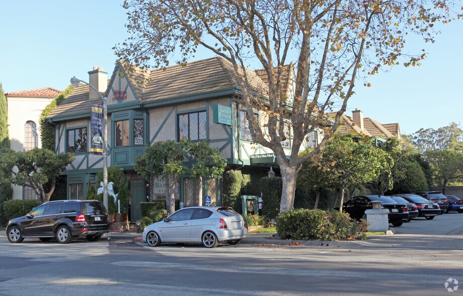 398 Primrose Rd, Burlingame, CA à louer - Photo de l’immeuble – Image 3 sur 11