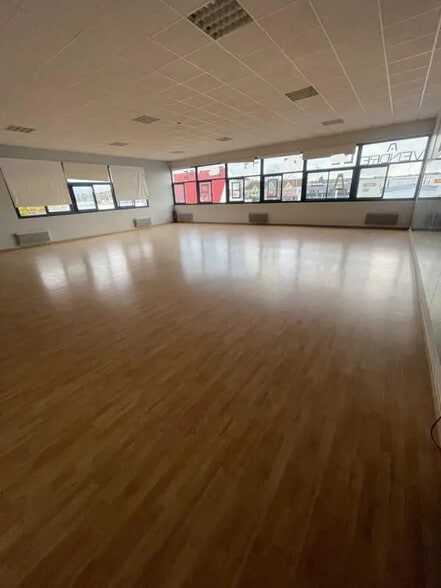 Local commercial dans Morainvilliers à vendre - Photo de l’immeuble – Image 1 sur 17