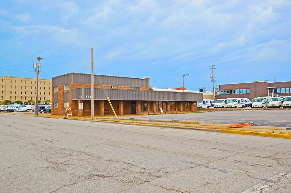 111 W Lincoln St, Belleville, IL à louer Photo de l’immeuble– Image 1 sur 5