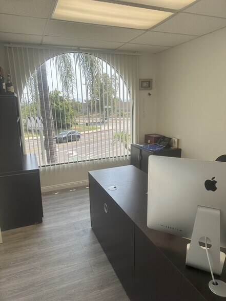 9795 Cabrini Dr, Burbank, CA à louer - Photo de l’immeuble – Image 2 sur 7
