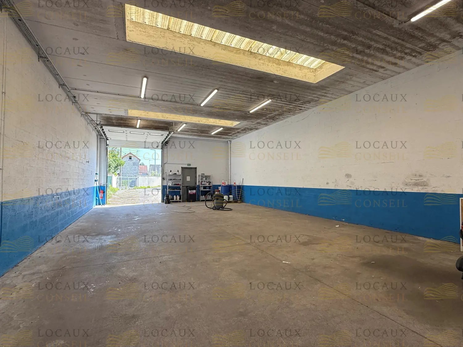 Local d'activités dans SAINT-OUEN-L'AUMONE à vendre Photo intérieure– Image 1 sur 8