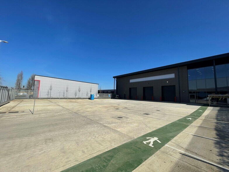 690 Stirling Rd, Slough à louer - Photo de l’immeuble – Image 3 sur 6