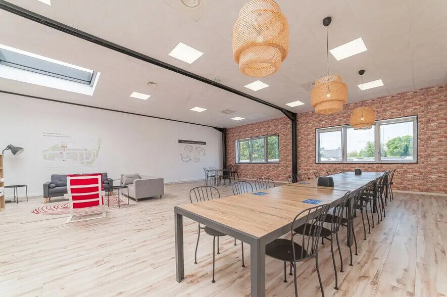 Local d’activités dans Ivry-sur-Seine à louer - Photo de l’immeuble – Image 2 sur 10