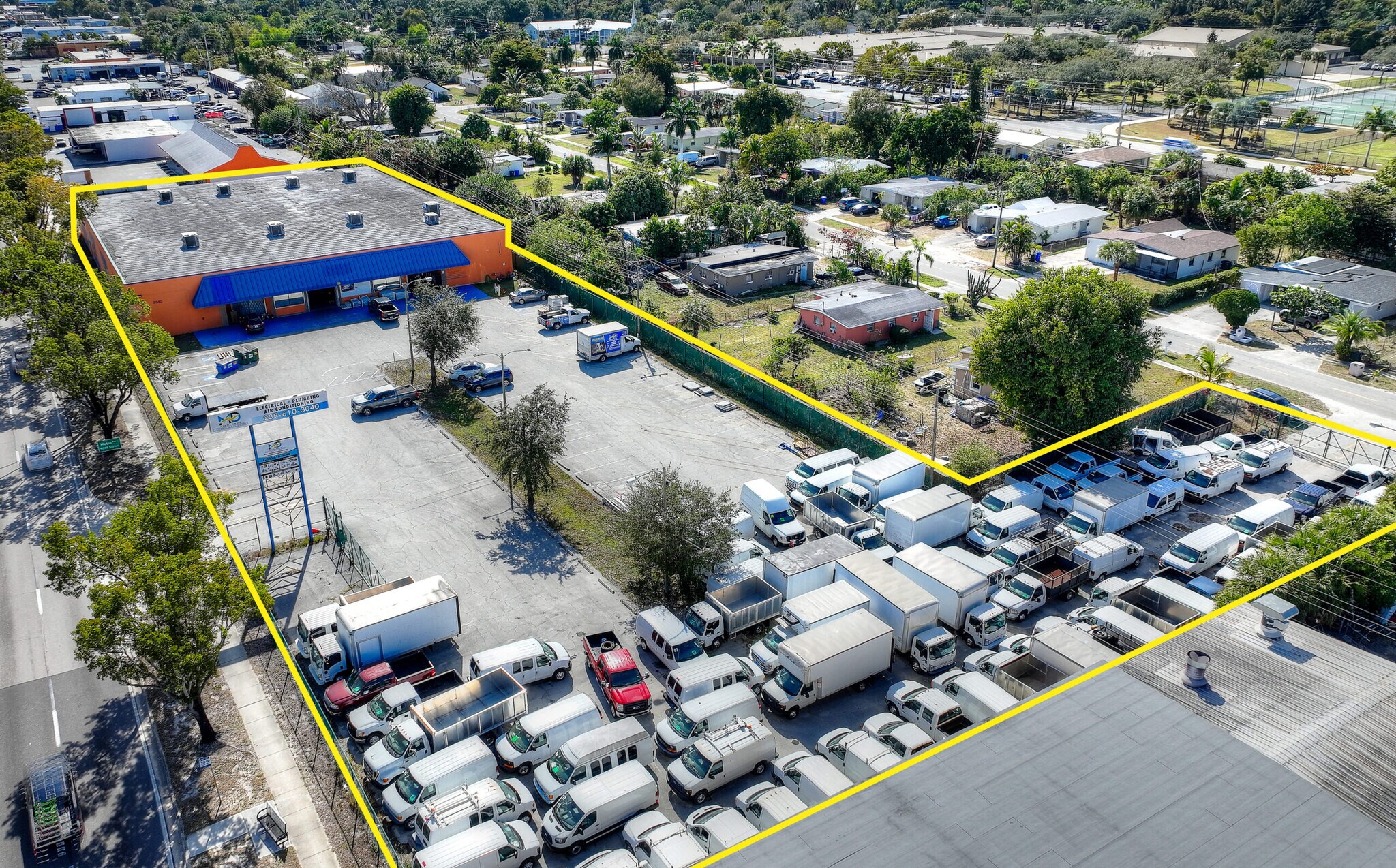 3040 Fowler St, Fort Myers, FL à louer Photo principale– Image 1 sur 11