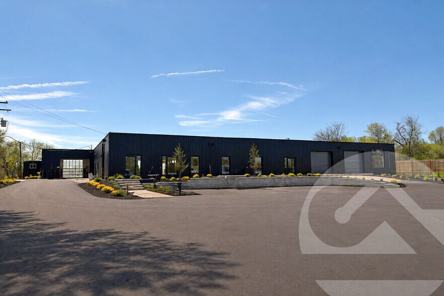 8070 N Territorial Rd, Plymouth, MI à vendre - Photo principale – Image 1 sur 1