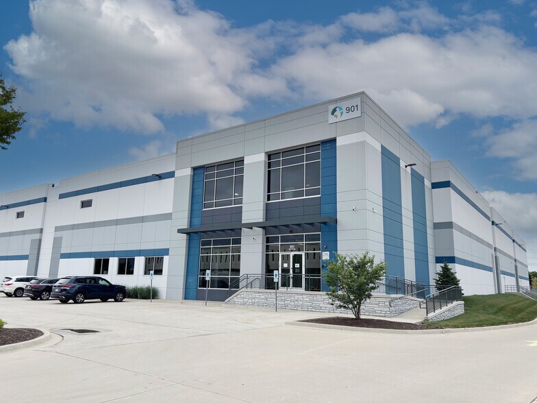 901 Chase Ave, Elk Grove Village, IL à louer - Photo de l’immeuble – Image 2 sur 10