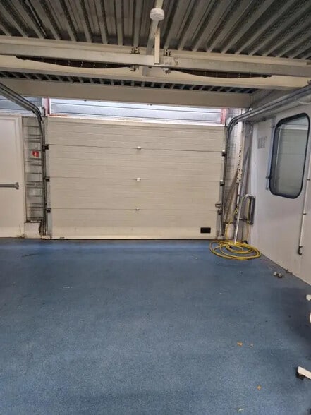 Local d'activités dans BOISSY-L'AILLERIE à vendre - Photo de l’immeuble – Image 2 sur 9