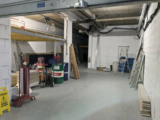 Plus de détails pour 173 Chemin De Sainte Marthe, Marseille - Local d'activités à louer