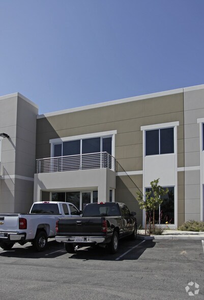 28338 Constellation Rd, Valencia, CA à louer - Photo de l’immeuble – Image 3 sur 4