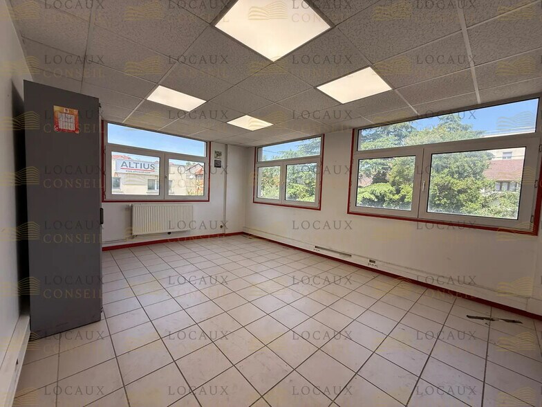 Bureau dans Argenteuil à louer - Photo de l’immeuble – Image 2 sur 4