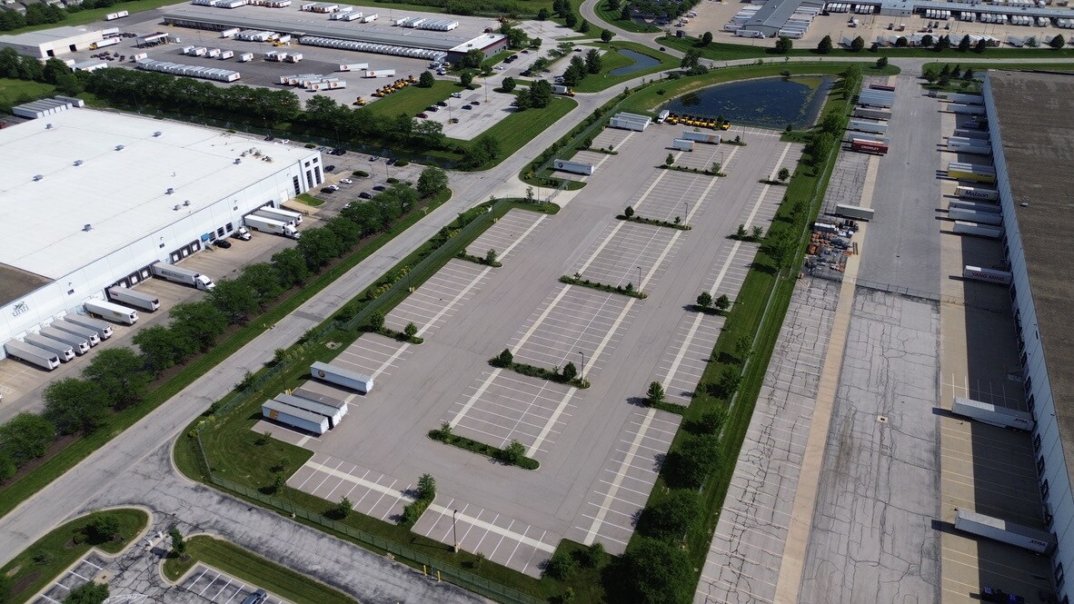 700 Commerce Parkway West Dr, Greenwood, IN à louer Aérien– Image 1 sur 3