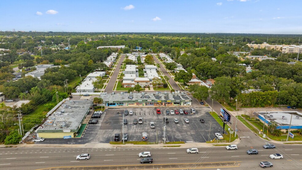 1300 E Bay Dr, Largo, FL à vendre - Photo de l’immeuble – Image 3 sur 11