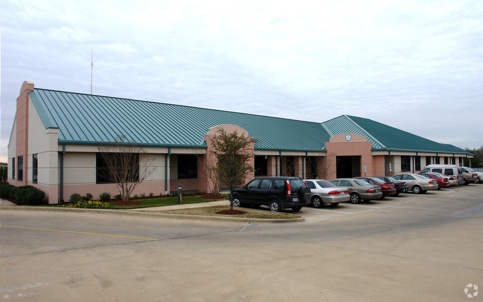 2010 E Villa Maria Dr, Bryan, TX à louer - Photo de l’immeuble – Image 3 sur 25