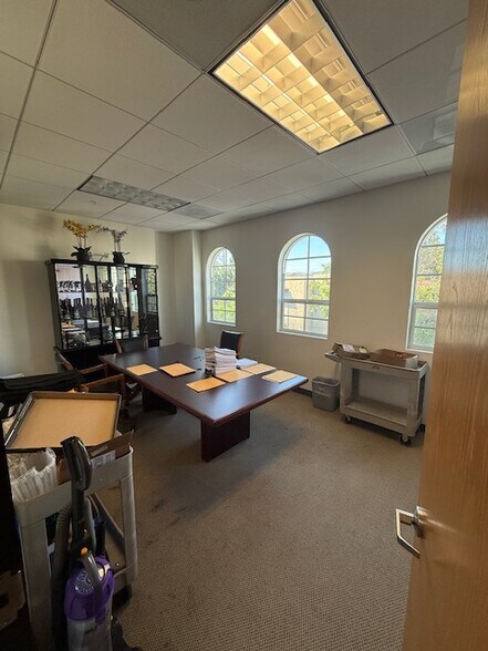 5018 Chesebro Rd, Agoura Hills, CA à vendre - Photo intérieure – Image 2 sur 12