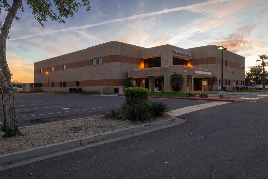 5891 W Eugie Ave, Glendale, AZ à vendre - Photo de l’immeuble – Image 2 sur 10