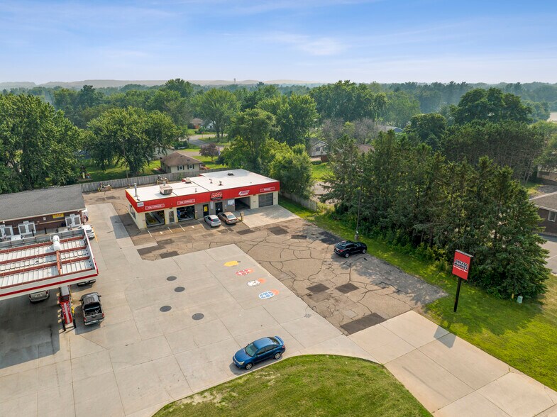 123 W Prairie View Rd, Chippewa Falls, WI à vendre - Photo de l’immeuble – Image 2 sur 5