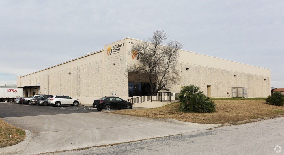 4311 Director Dr, San Antonio, TX à louer - Photo de l’immeuble – Image 3 sur 35