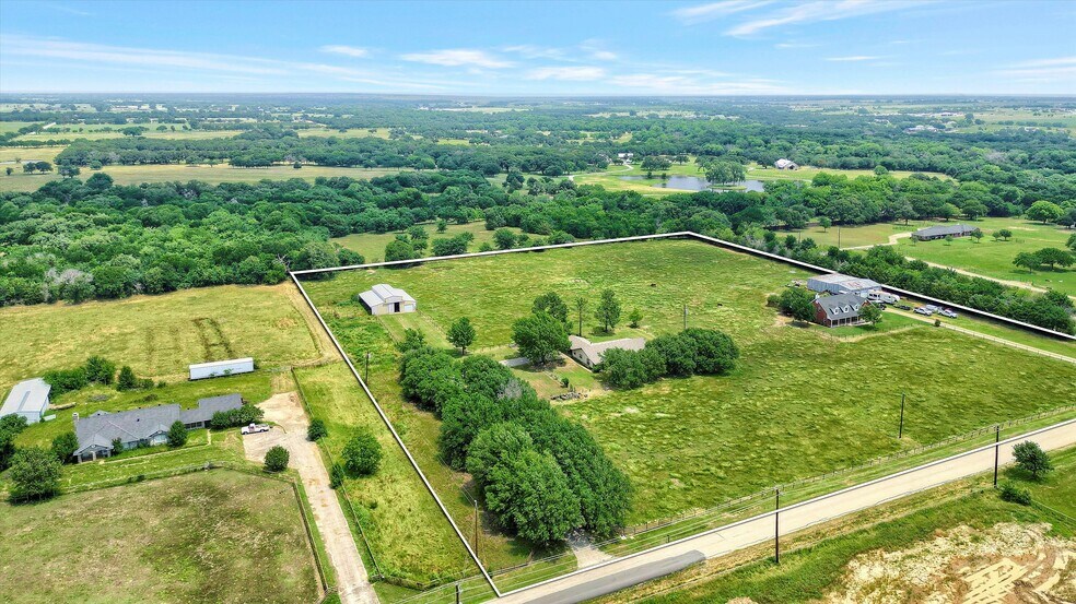12153 Mustang Rd, Pilot Point, TX à vendre - Photo de l’immeuble – Image 2 sur 15
