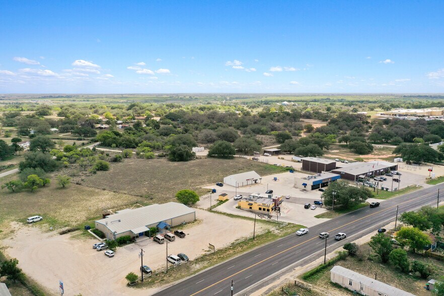 000 Rosssville, Devine, TX à vendre - Aérien – Image 2 sur 10