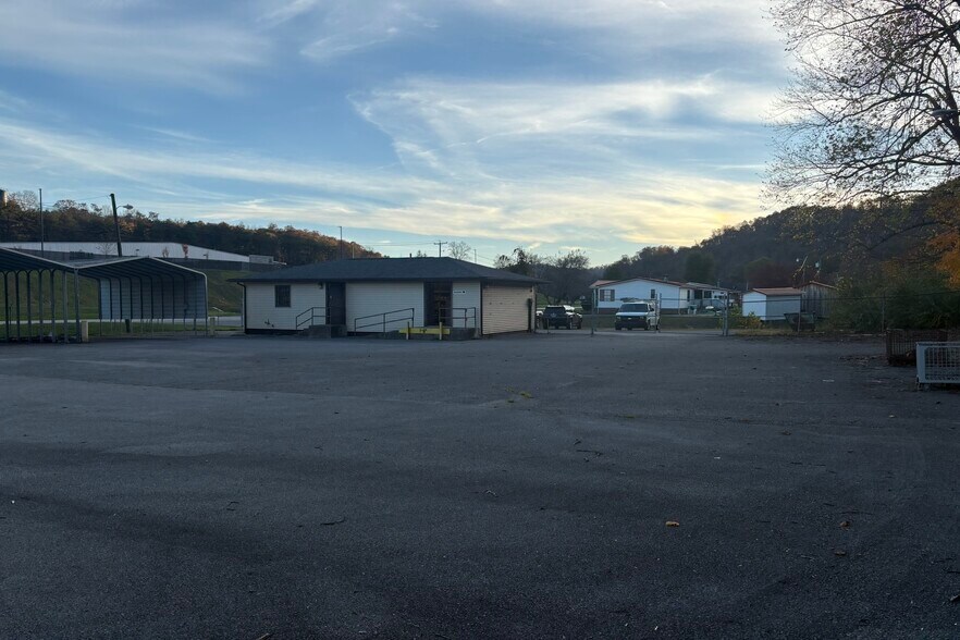 1255 Lakeside Dr, Jackson, KY à vendre - Photo de l’immeuble – Image 2 sur 12