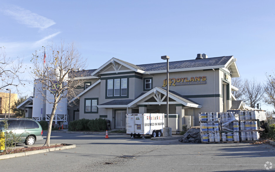 15 Rowland Way, Novato, CA à louer - Photo de l’immeuble – Image 3 sur 13