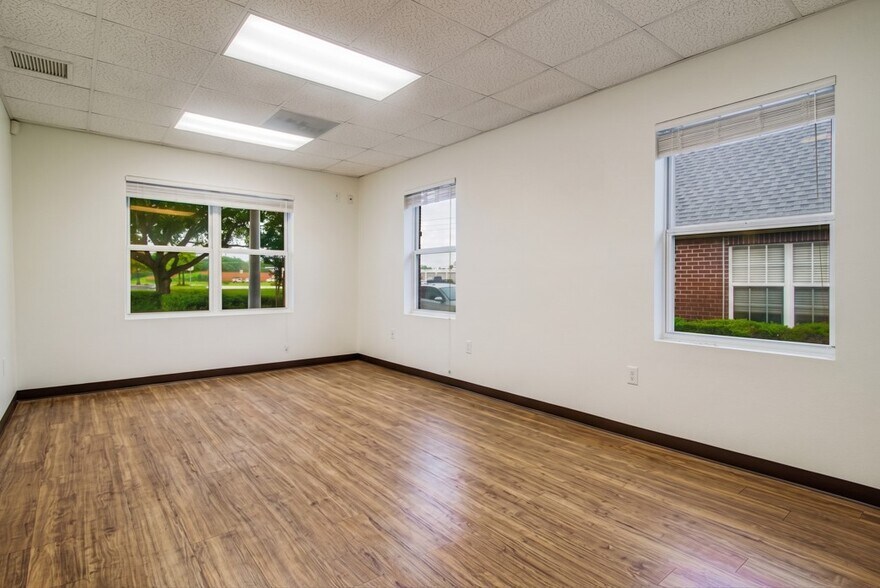 5565 Woodbine Rd, Pace, FL à louer - Photo de l’immeuble – Image 3 sur 7