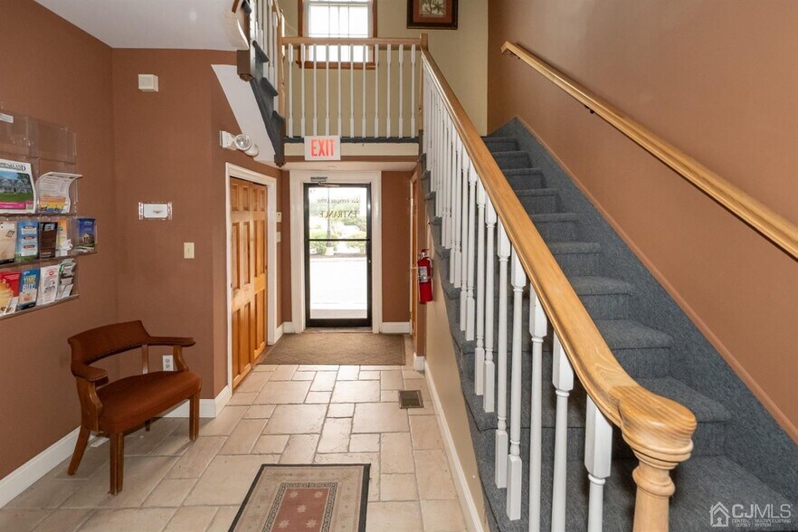 220 Forsgate Dr, Jamesburg, NJ à louer - Hall d’entrée – Image 3 sur 4