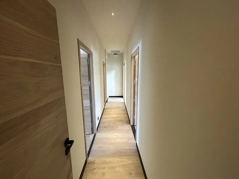 Bureau dans Saint-Rémy-de-Provence à louer - Photo intérieure – Image 2 sur 6