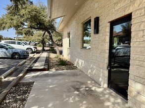 2440 E Highway 290, Dripping Springs, TX à louer Photo de l’immeuble– Image 2 sur 4