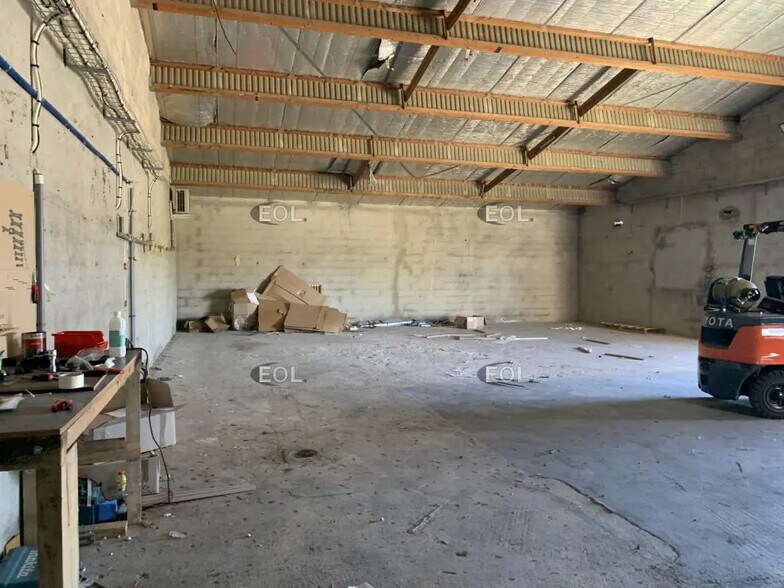 Local d'activités dans Peyrolles-en-Provence à vendre - Photo de l’immeuble – Image 2 sur 5