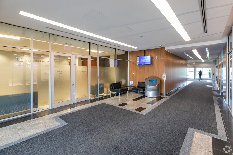 7025 Langer Dr, Mississauga, ON à louer - Hall d’entrée – Image 2 sur 8