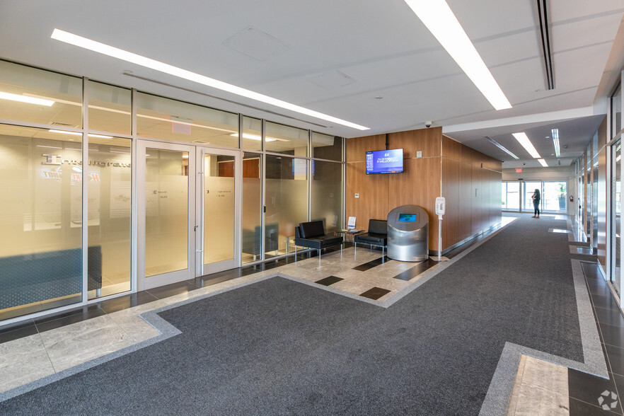 7025 Langer Dr, Mississauga, ON à louer - Hall d’entrée – Image 2 sur 8