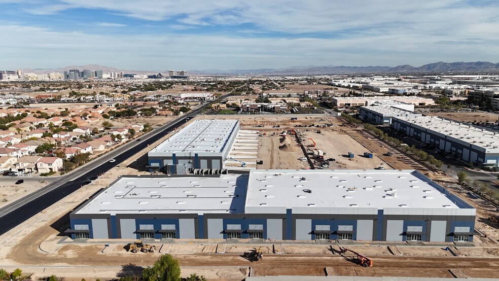 Rainbow Blvd, Las Vegas, NV à louer - Photo de l’immeuble – Image 2 sur 11