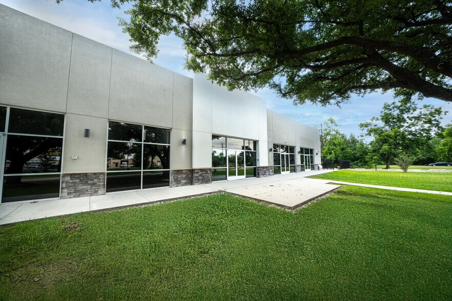 7600 Bayway Dr, Baytown, TX à louer - Photo de l’immeuble – Image 3 sur 34