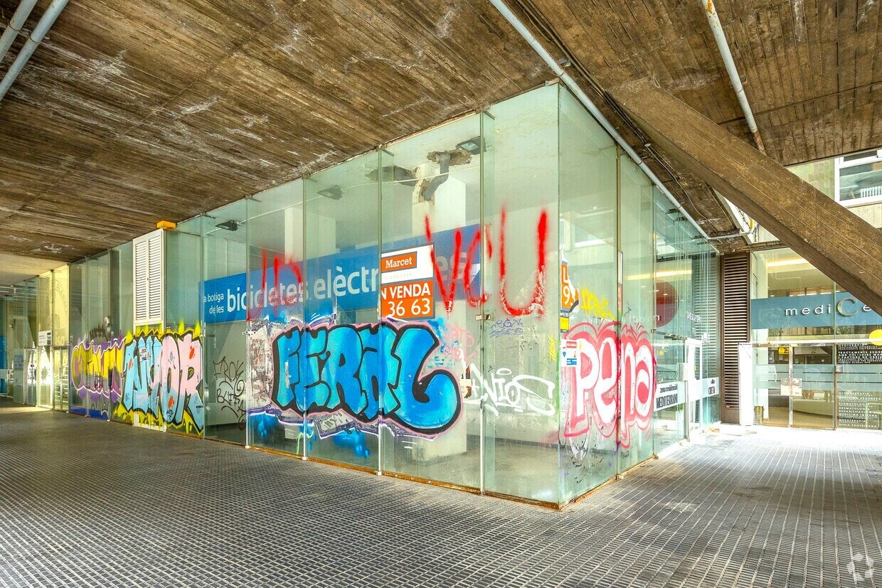 Local commercial dans Barcelone, Barcelona à louer Photo de la construction– Image 1 sur 5