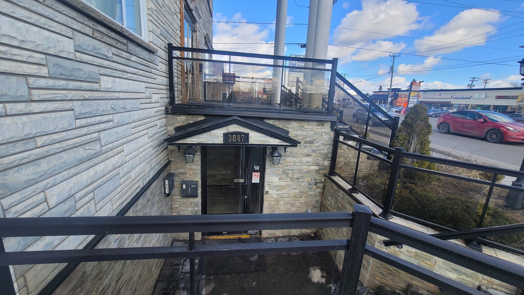 3843-3847 Boul Saint-Martin O, Laval, QC à louer Photo de l’immeuble– Image 1 sur 8