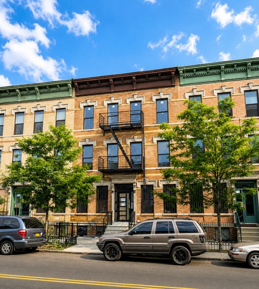 673 Halsey St, Brooklyn, NY à vendre - Photo de l’immeuble – Image 1 sur 6